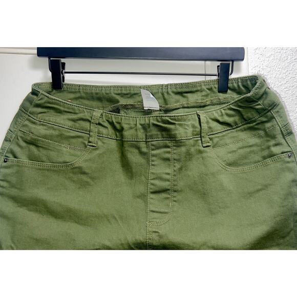 Time & Tru Dark Green Denim Shorts Women’s SIZE LARGE (12-14) Stretch - Picture 2 of 4